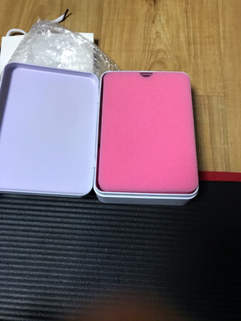 朋友是HelloKitty粉，三年前刚认识时送她一个银色的，可惜她老人家上周弄碎了，趁着双十一再买一个哈哈！京东的快递速度没的说，双十一速度也很快！外包装完好，里面有发泡塑料保护防止掉漆，配有纸袋很贴心！送女孩子也很有面子哈哈！盒子里面粉色缓震泡沫很可爱！还有小袋子和贴纸上档次！希望朋友能喜欢！