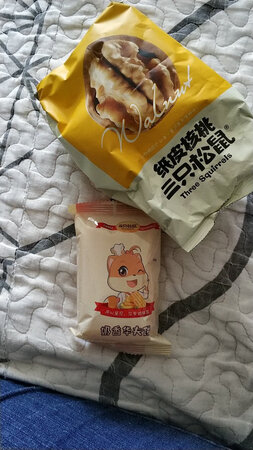 吃的还剩一个，味道不错。买的零食，这两天都吃光了，没图片了，喜欢三只小松鼠，买300-210，活动力度还可以。