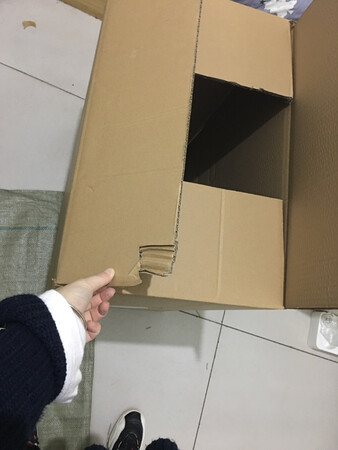 厚薄程度：一般
实用性能：搬家用它装了两趟，烂了
商品材质：纸盒
容量大小：挺大的