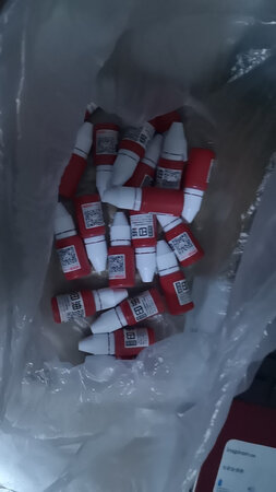 这次一共氪了八个章子，两个是四张，剩下八个都是功能章。总的来说用料足实在，价格又不贵，而且运费也在合理的范围内，不会让我觉得自己很伤。但是如果有刻章的同学们一定要提前设计好自己的章子的尺寸。因为店家是按照你选购的章子默认刻最大的。这样就会出现不美观的情况。所以自己最好先做一下简单的规划。不过我还是要说店家非常实在，店家非常实在，店家非常实在。重要的事情说三遍。八个章子总共给了我将近30瓶墨水。我觉得我可以用上十年了。绝对不存在实体店，给你刻完章子还要在墨水上讹你一笔的现象。