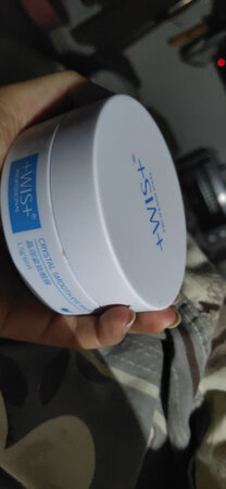 被某明星种草的，抱着试试看的态度来的。有人说去黑眼圈，目前没有明显感觉，坚持贴一下试试看，如果有效会长期使用。我只想说，真的要在双十一买，不仅价格比平常便宜，关键是相当于还是一件钱买了两件，送一盒给妈妈让她也试试看。希望真的能补水去黑眼圈，如果可以有效，真的要长期种草了