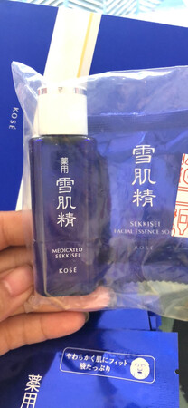 11号0点29.9抢到手的，以前一直用的雪肌精的化妆水，就是酒精味太重了，面贴膜还是第一次用！从外观来看这包装真的很廉价，到底是不是真的还有待考究，希望京东自营店应该是真的吧！这个价位抢到手也很划算，有一次在~上刷到这种面膜在日本居然挂在外面卖，不知道为啥在国内卖的那么高档