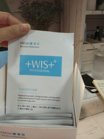 产品质感：质感摸起来很细腻
使用感受：使用起来很舒服，比较贴合脸，我说混合肤质，而且也比较缺水，敷完以后感觉脸挺补水的，很保湿