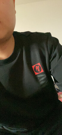 这个是为了搭配同款裤子买的，上身效果还不错