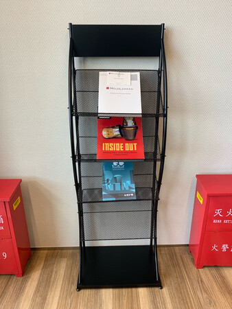 产品设计：报刊架的样式特别好看，有一定弧度
做工质感：拼装起来也很容易，照着说明书拧好螺丝就行了，感觉很结实，没有一点晃动
其他特色：物流配送挺快的，包装很结实，没有任何破损，开的是电子发票，开票速度超级快，下单后就可以申请开票