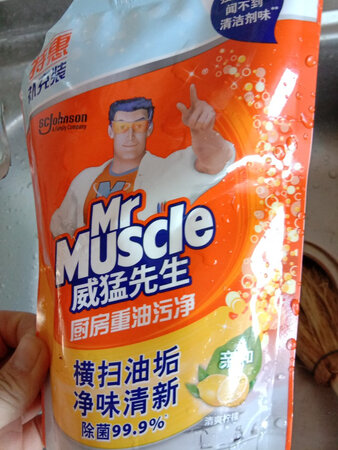 我买的是特惠补充装威猛，强力清洁，闻不到清洁气味儿，厨房重油乌迳横扫污垢，净味清新，除菌99%清河，清爽柠檬净含量420克，这个包装性别性比价高，价格美丽，很喜欢注意事项，避免长时间接触木质铝制，油漆涂漆或软质多孔表面，如有疑问请参考使用说明