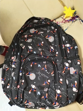 书包容量很大，中学生背完全可以，看评价都说不错，拿到手感觉是挺好的，看上去质量不错，分层比较多，可以收纳各种用品，给后面需要购买的亲们提醒一下，中号的就已经很大了，上学、出游都可以用的上，关键价格也挺实惠，以后有需要再来回购！
