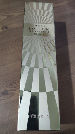 赶上双十一活动入手，199-100，又有别的券，整体算下来很便宜，之前已经空瓶过一次了，这是第二次购买了，我是混油皮肤，并且容易长痘，鼻翼两侧毛孔比较大，之前用伊思的时候是水乳及洁面一起用，感觉还不错，当时用的时候毛孔略有缩小，不过后来用了段别的水乳，这会毛孔又很明显了，这次再买了乳液，希望能有点效果，这次，水买的是菌菇水，等用用这种搭配看看效果如何