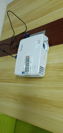 外形外观：简洁
投影亮度：亮