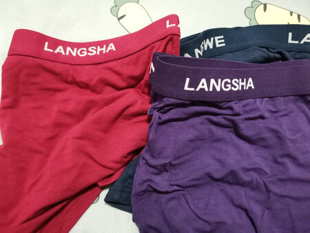 浪莎的品牌非常好，而且这款裤子也穿过很多次了，现在基本上只买这个牌子这款内裤。织收到还比较快，面料比较溥弹性高，质量尺寸大小也很好正规，以后在购，个人对于浪莎的品质还是非常认可的。
浪莎的品质非常信得过，用浪莎的产品至少也有五年了，感觉好棒