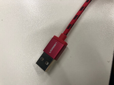 做工质感：很不错，编织的线材这回应该不会断了。
充电速度：没什么区别，线材真的影响不大。
传输速度：也是都差不多，感觉不到什么差别。
发热程度：不发热。
接口类型：USB。
其他特色：Mfi认证，不用担心总是不识别了。