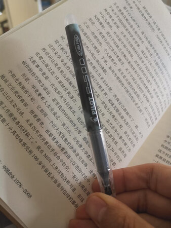 家里上学的孩子，还有工作上需要写字签字的大人都特别喜欢百乐的笔，真的特别顺畅，这次买的了0.5mm的，特别适合考试使用，写出来的字很清晰，容易辨认。
这次买到的笔变换了一下颜色，不再是透明的，也挺好，不用总看着一样的笔腻了。