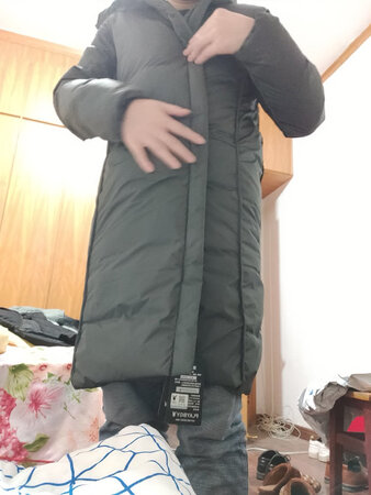 颜色和商品架上的差别太大了，不满意颜色，有种老年人穿的感觉。衣服推荐尺码也推荐的不是很合身，不贴身，，感觉像是裹了一床被子在身上。感觉这个价位买的不划算，差评。