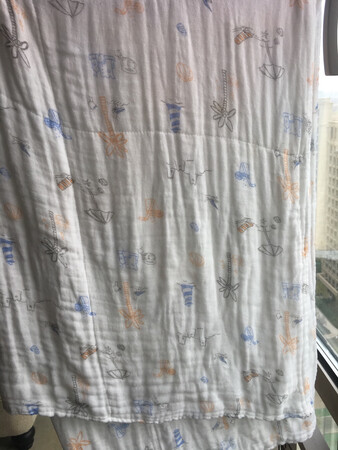 出生前囤的，新生儿宝宝可以有很多用途，除了洗完澡当浴巾之外，还可以当包被包着睡觉，北方有暖气的房间里穿一件衣服，再包一层这个正好，材质非常透气，六层纱布也很密实，因为需要经常换，所以洗了很多次了，不变形不掉色，非常满意。