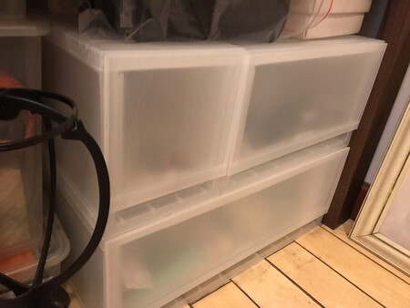刚好放在梳妆台下面的空间放国外带回来的化妆品，非常好用
