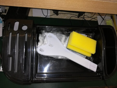 厨房置物架整体还可以，缺点就是放调味盒的地方是分离的，可能开模具时不够精确，四边的卡槽开了根本没起作用扣不上，自己拿胶贴住了不然一拉整个都出来，有待改进。