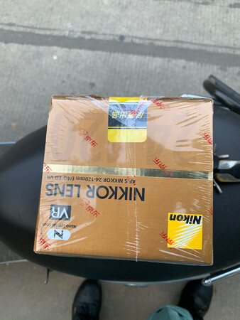 镜头今天收到了，不愧是金圈呀！装上相机上马上高出一个逼格！拍照很清楚，虚化效果很好，推荐大家购买！