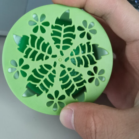 使用感受：有一种茉莉花的清香。放在厕所很有用，大概放个一天，厕所就没有什么异味了。
适用场景：放在厕所很有用，大概放个一天，厕所就没有什么异味了。
其他特色：这个固体芳香剂的外貌挺好看的，上面的花纹下面就是固体芳香剂，我觉得一盒能用几个月。
适用人群：其实适用人群挺多的，只要不让小孩子乱碰就行了