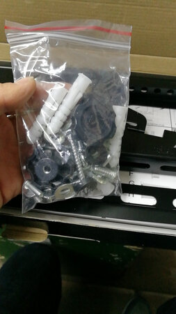 架子厚实度适中！调节功能非常实用，可以得到合适的观看视角！安装配件齐全！固定螺丝和胀管没有多配一个，对于墙面不太好的情况来说有点不够人性化！