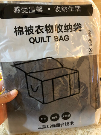 趁著特價的時候購買的，性價比還算不錯吧！
這種收納袋真的是生活的好幫手，平時不使用的時候非常不佔空間，有需要的時候，只要打開就可以容納非常多的東西！
只不過這種收納袋畢竟是軟的，建議裡面千萬別放重物，時間久了還是會容易損壞的喔！