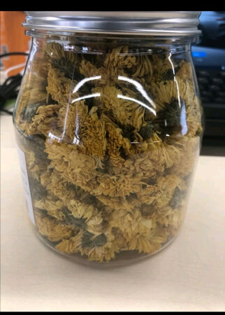 第一次在京东购买菊花茶，因为是办公招待用的，特意在京东自营店选的大品牌。一直对京东的物流十分放心，也一直选择京东的购买。因为天气干燥，特意买的菊花茶去火，这个我是搭配的冰糖一起喝的，感觉挺好的，十分满意。