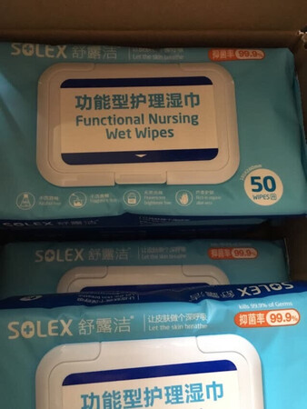 经常买他家的湿巾，在京东购物主要是品质有保障。这次赶上双11就多买了一些。这款湿巾主要没有任何刺激性的味道，成分里也没有酒#腐剂等。所以用起来让人放心。使用后手啊身体啊没有任何油腻等感觉，非常清爽。虽然是双11，但是物流还是非常及时的。以后还会买。