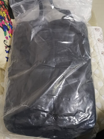书包不错，有活动，直接买了三个，价格很便宜。
超市应该价格都在200块钱左右
可以装个笔记本，另外带点生活用品
标准的通勤包
另外买了一个留装衣服的
背着感觉也不是很累
挺舒服的
容量如果再大点就更好了