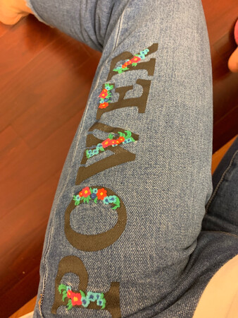 以前只在实体店看过这个牌子，第一次在线上买茵曼的衣服，整体满意，这条裤子挺不错的，布料非常软，穿上很舒服，大腿和口袋上的绣花也很精致，裤脚的毛边也很好看，刚开始拍大了一码，客服很耐心的教换货，穿上显得腿好直，喜欢。