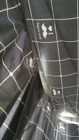 本商品价格挺实惠的，质量还可以，一般正常使用的话没有问题，很适合学生。床帘布料质量可以，透光率的话开着灯拉上床帘里面就是暗暗的，照片是白天拍的外面有阳光，其次床帘个个面都有蚊帐附带在一起，夏天用很方便，唯一不好的就是个个角上的绳子不牢固，我装的时候就断了一根，建议买个支架装起来看着很舒服。