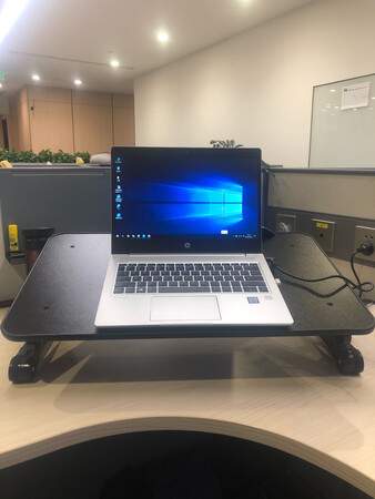 使用效果：性价比还是比较高的，这个价位，手动调节，还是可以接受。可站可坐，工作时不再担心腰酸背痛脖子响。基本属于免安装，拿来就能用，想要什么样的高度和坡度，可以直接进行调节。但就是调节的时候要注意集中一些，保证桌面的平整。整体来说，还是不错的一次购物体验。另外，这个桌子也是同事推荐我的，我接下来也推荐给了别的同事。