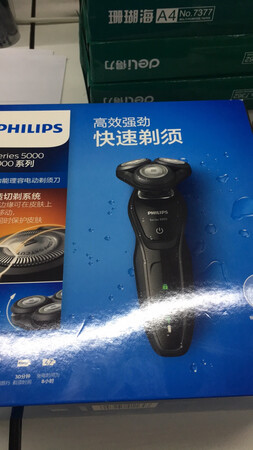 刮起来效果还行，不过声音感觉比我买的那个一二百的还大还尖锐，收到时没包装膜，打开里面除了刀头的盖子有包装袋，其余的包括刀身都没包装袋，感觉刀片里有水渍痕迹，不知道是出厂试验留下的还是其他原因，建议包装再精细些，感觉怪怪的老像是别人用过的感觉，再用一段时间看看持续效果吧。