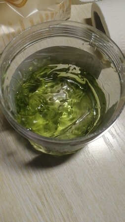 无限次回购的一款面膜，从上学的时候就开始用，至今已经好多年啦。面膜需要加入水儿或者是化妆水搅拌均匀敷在脸上，再泡一张面膜纸。20分钟到半小时左右，清水洗净。发现脸白了好几个度，水嫩水嫩的。舒缓镇静，保湿补水。别好用。喜欢的很。