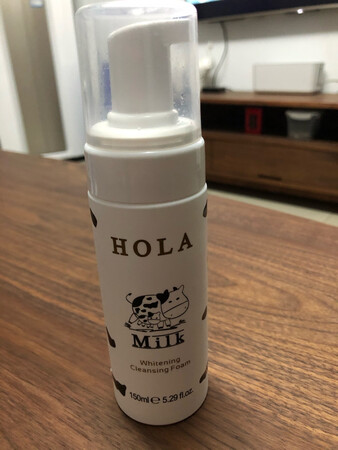 一款比较喜欢的洗面奶，用了五六年了，泡沫细腻丰富，洗完清爽不干燥。