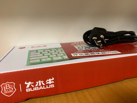 用了几天了，运行速度还挺快！毕竟老年人用，要求不高，能玩玩简单的**游戏就可以了！送了鼠标键盘和鼠标垫！客服态度不错，鼠标来时是坏的，很快就补了一个来！全五星！