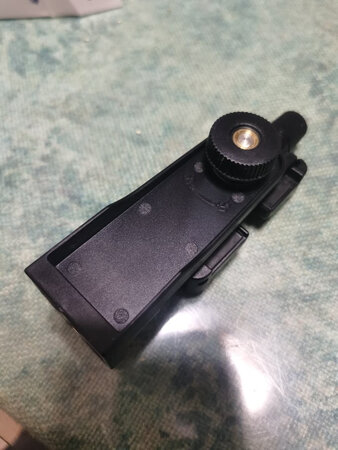 外形外观：很不错
防抖效果：没测试
兼容性能：一般手机都没问题
灵敏度：旋转非常舒服，松开旋钮之后有卡扣，保证手机水平放置
操作难易：操作简单
其他特色：快递太辣鸡，京东买东西收到货最慢的一次