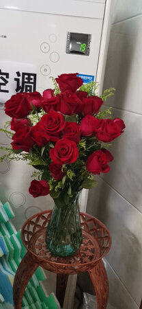 第一次送花给女人，很满意，玫瑰花很鲜艳，饱满，感谢商家！！