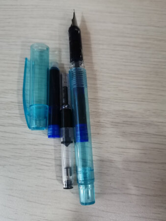 第一次用换墨囊式钢笔，一开始不会用，成功之后还是挺开心的，方便快捷