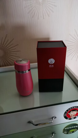 物流很快，杯子很好，昨夜试了一下挺保温的。造型漂亮，拿着轻巧，价格稍高。