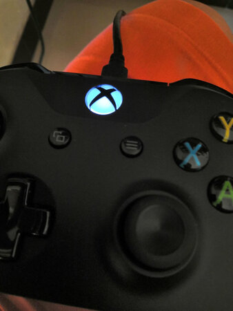 之前有ps4手柄但是考虑到玩pc游戏xbox支持更好所以就买了。东西不错