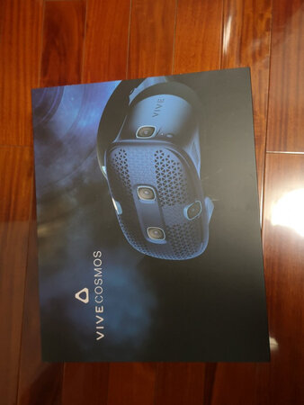 自htcvive 1代起，玩VR，这款真二代非常轻便，盒子大小合适，布局紧凑，方便摆放。手柄换成电池后，更方便充电了，不用等着电满才能游玩。头戴设计合理，不想一代非人体工程学设计，自带耳机，也不用额外买畅听头戴，等无线连接后，完全可以拿起来就玩，非常方便