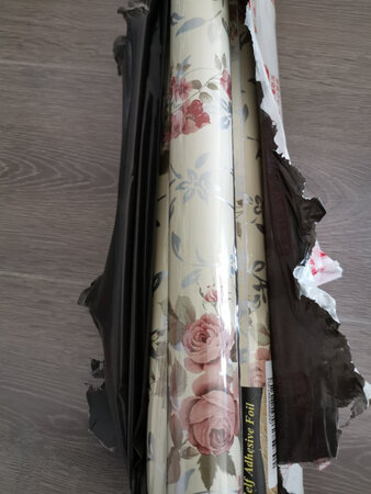 质量非常好，可以粘可以不粘两用，花?色很好看，价格合理没有气味用处很多不错！