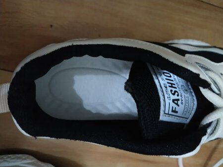 鞋子是烂的！联系客服态度不那么友好！