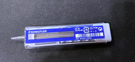 这笔芯一盒 40 支，0.5mm 粗细，HB 型号。每只笔芯实长 60mm。包装精美优良，前端有出笔芯的细嘴，后面一按下去，前端可以出笔芯直接到铅笔中，非常方便。书写顺滑，HB 软硬适中。这笔芯比我用过的它牌笔芯较不易折断。质量很好。