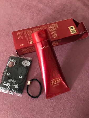 以前没有用过此产品 朋友推荐 买个试试。谢谢卖家的小礼物！