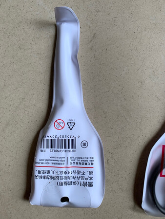 做工质感：质感一般
尺寸大小：大小合适，小朋友用的话有点长
剪纸很轻松，但是开合有点紧