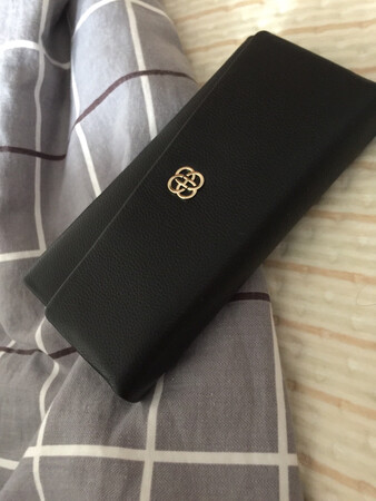 外观颜值：大方得体漂亮。
材质手感：皮质很软很软是我喜欢的。一直是我购买的品牌。赞
