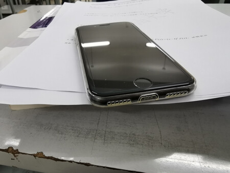 手感还行，扬声器孔位及各按键位置都对得很准。
外观看起来不错，比背面镜头模组直接开一长条的壳好看，底部充电插口也有保护扣。
唯一的不足就是按键部分太硬，带上壳后按下去就没什么反馈了，有时候就让人感觉不知道到底按没按上。
邮费略贵……