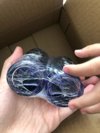 居然是玻璃瓶的，瓶子好好看，比想象中小一点，但是完全够用了。买得很划算，京东买东西体验感超棒。