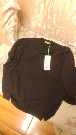 买过杉杉的很多衣服，一年四季都在这家店买过衣服，对比实体专卖店，这里的价格太便宜了，对比网上其他的店铺，这一家也太便宜了，这一次是第 1 次买毛衣，嗯，收到之后看了一下真是不错，裁剪不错， v 领是 v 领，但是穿不出 v 领的效果，可能领口太小了。这一件毛衣稍微有点扎人，然后比较薄，说实话冬天御寒的话，效果微乎其微，真是比较薄。