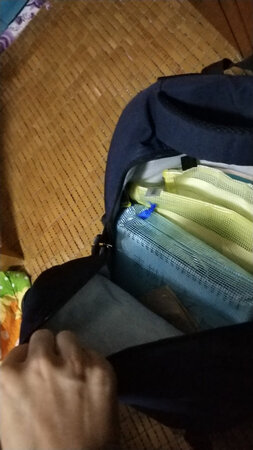 开学后就买了一个，太小了因为四年级书本太多，再京东看了这款，非常感谢客服推荐，这款大小刚刚好，空间很大，书本很多，刚刚好装下，肩带够宽，而且带负重，背着不累，不勒肩膀，而且是儿子喜欢的蓝色，京东商城的质量没得说，感谢送货的速度也很快！